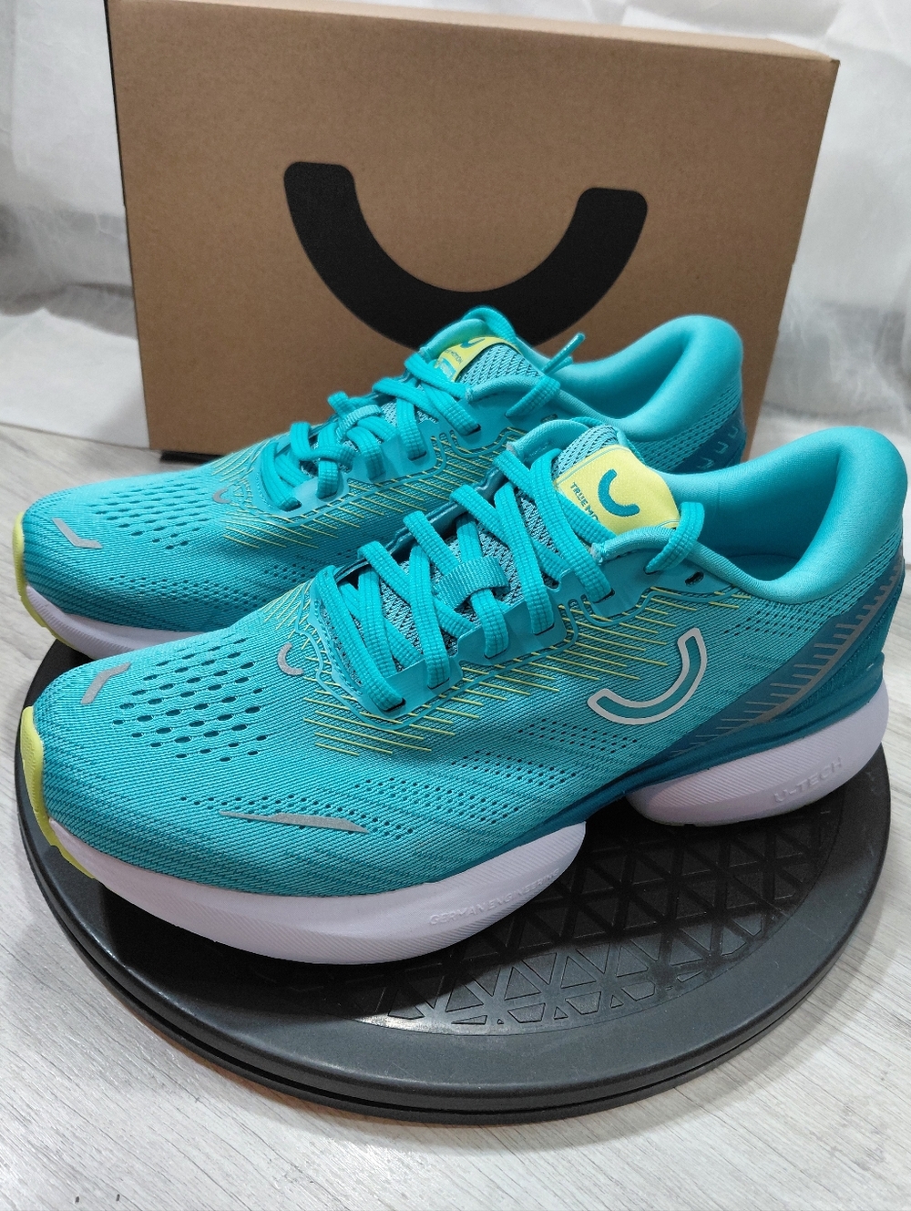 NEW True Motion Womens U-Tech Nevos 3 High Performance Running Shoes SIZE 8
